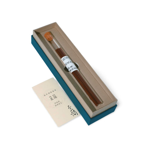 Traditional incense sticks preserving cultural heritage and practices. / 문화유산과 관습을 보존하는 전통 향초. / 文化遺産と慣習を保存する伝統的なお香。
